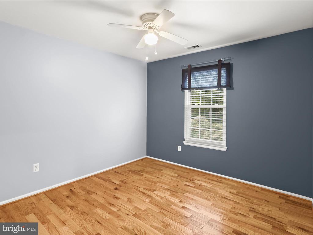 9609 GLEN OAKS LN