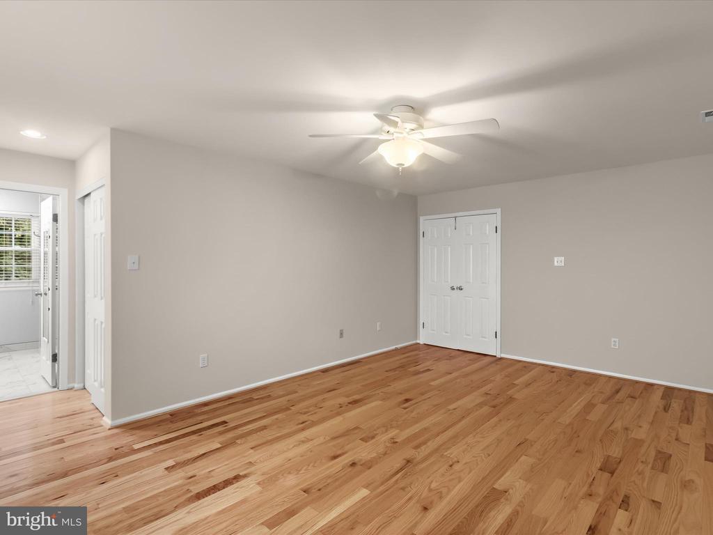 9609 GLEN OAKS LN