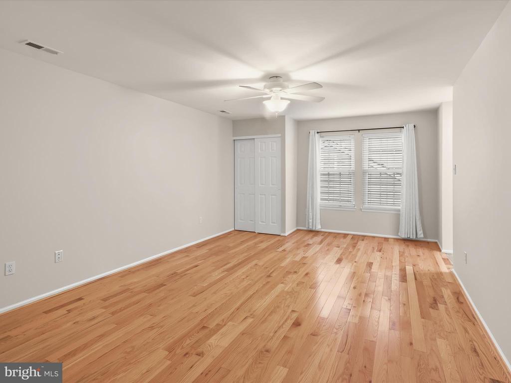 9609 GLEN OAKS LN