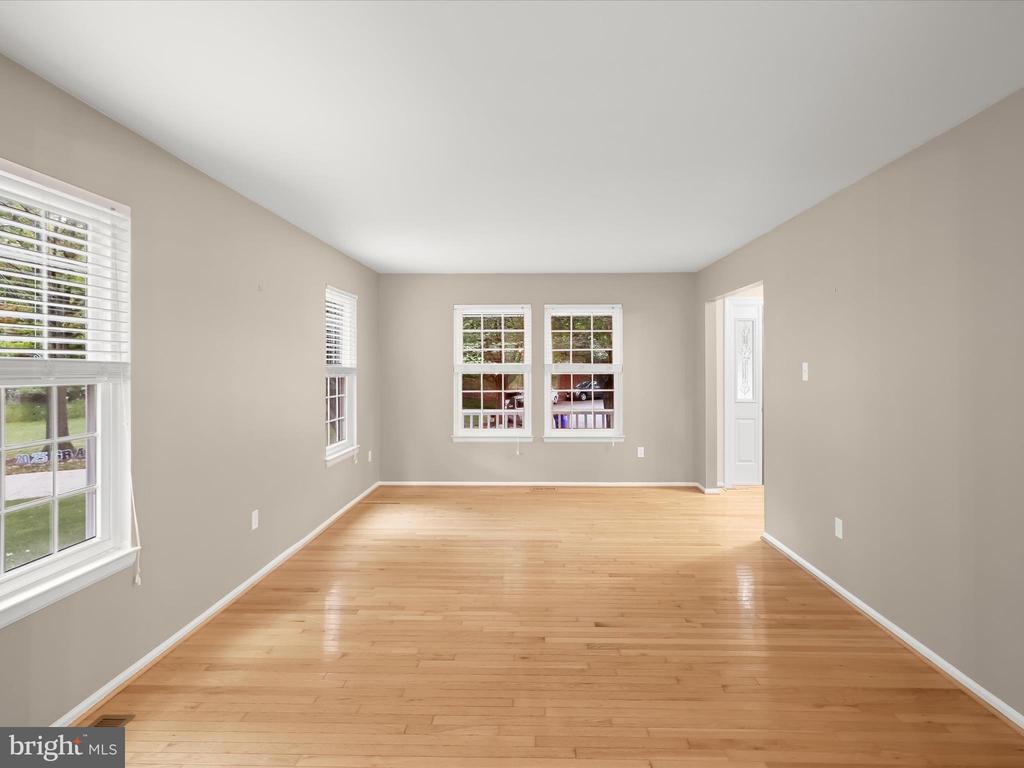 9609 GLEN OAKS LN