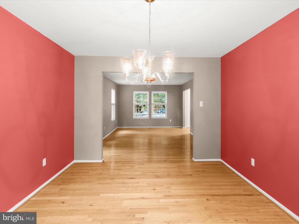 9609 GLEN OAKS LN