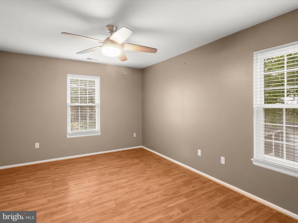 9609 GLEN OAKS LN