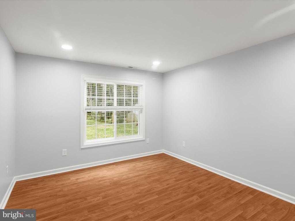 9609 GLEN OAKS LN