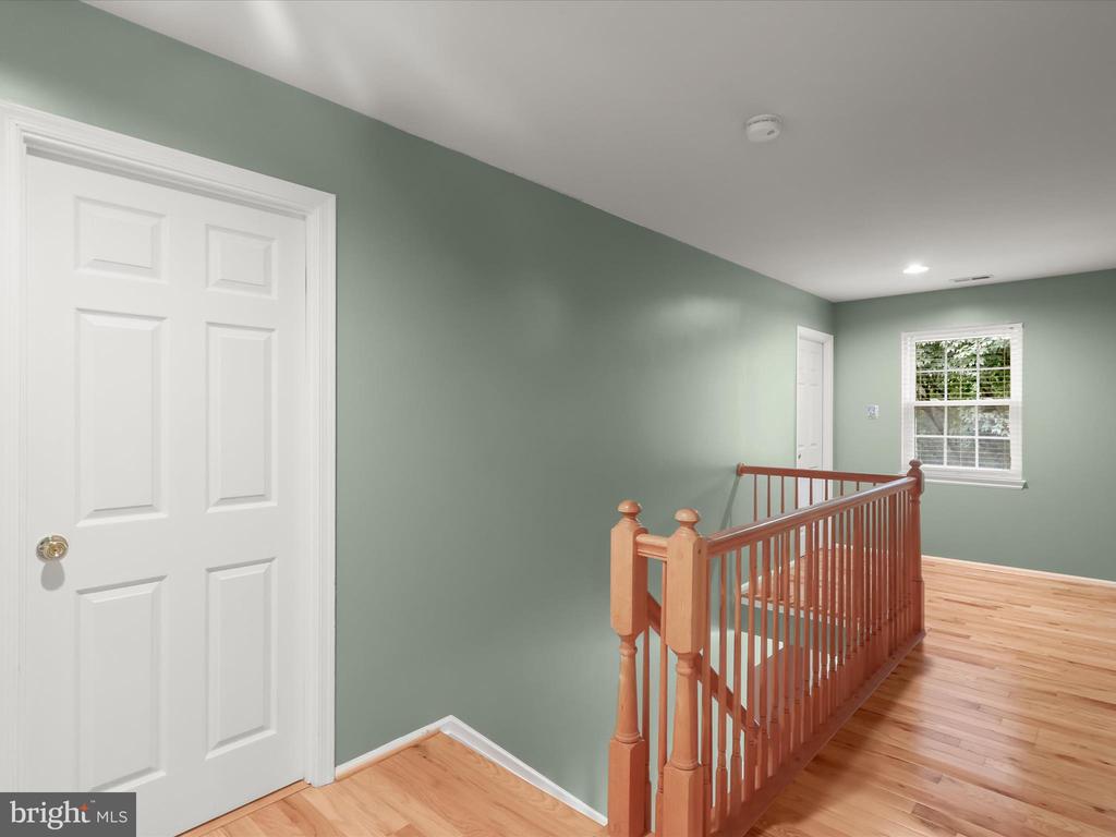 9609 GLEN OAKS LN