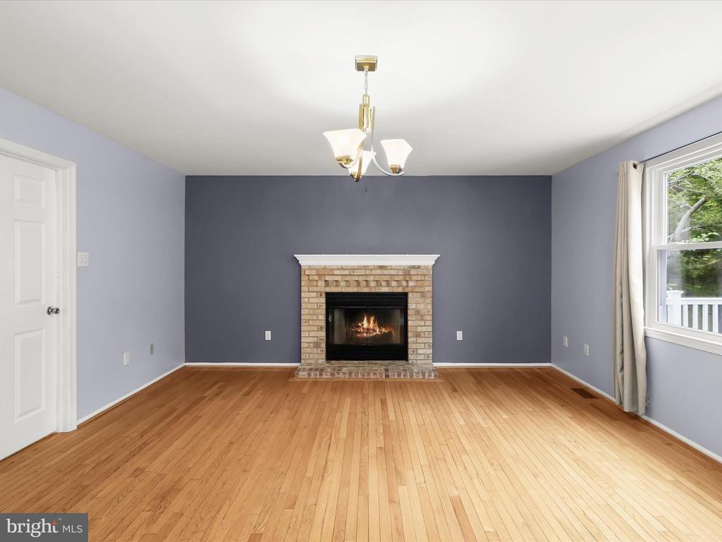9609 GLEN OAKS LN