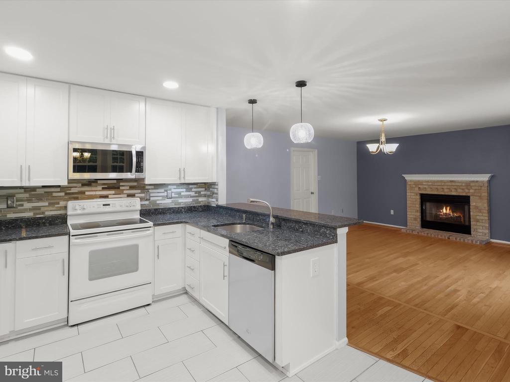 9609 GLEN OAKS LN