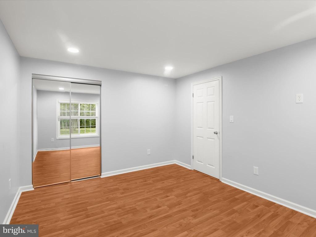 9609 GLEN OAKS LN