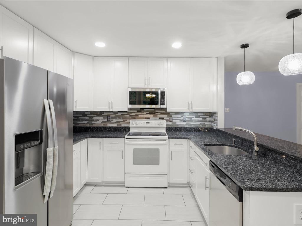 9609 GLEN OAKS LN