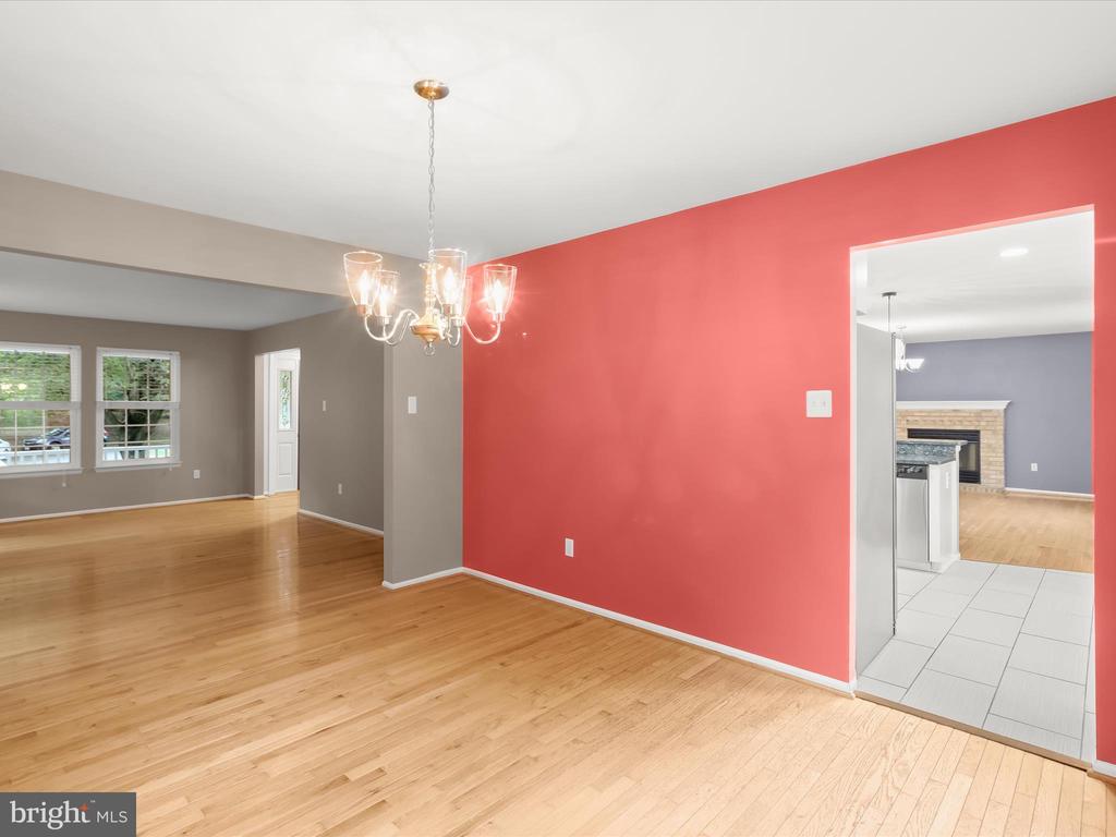 9609 GLEN OAKS LN