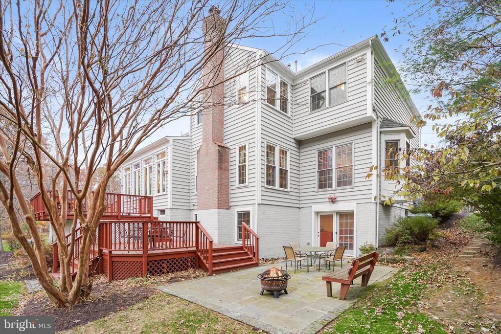7128 CRABBURY COURT