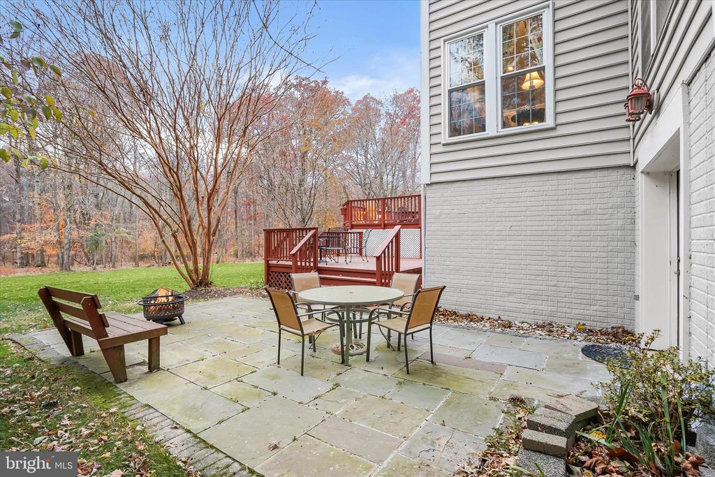 7128 CRABBURY COURT