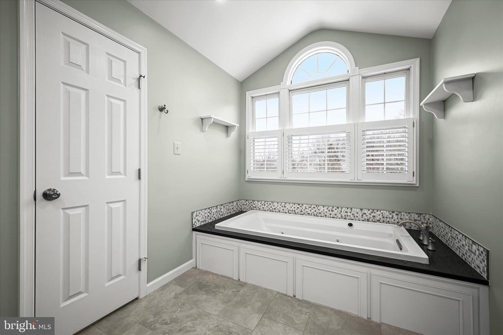 7128 CRABBURY COURT