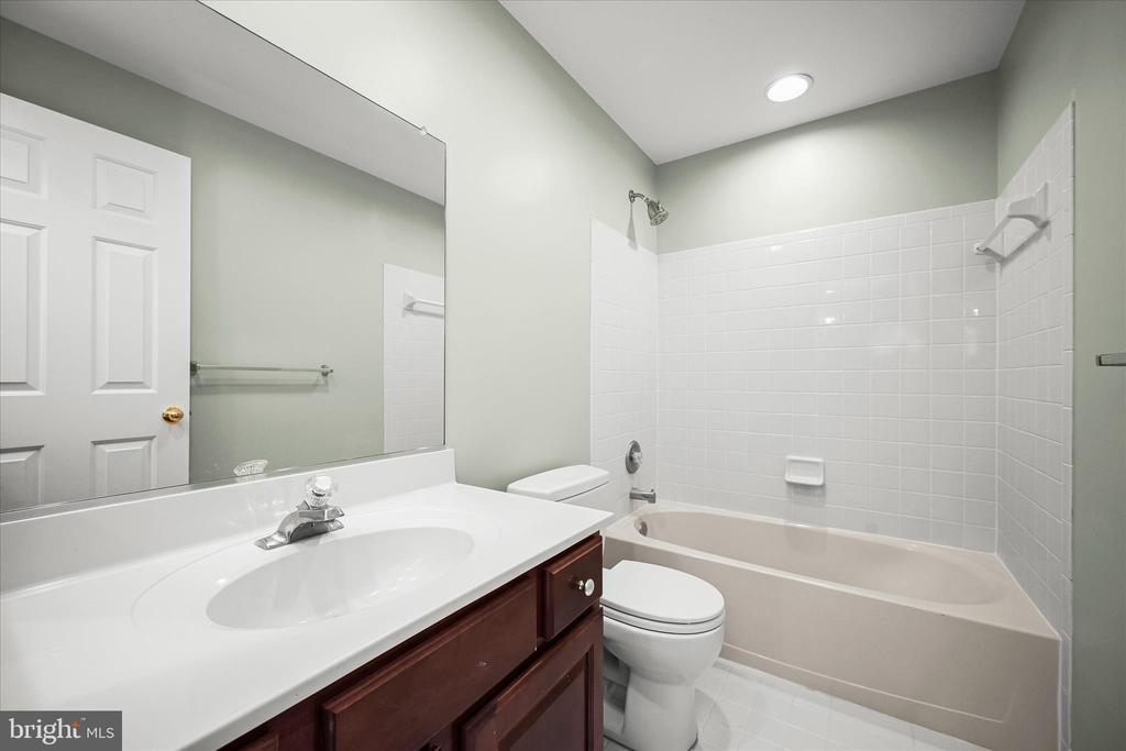 7128 CRABBURY COURT