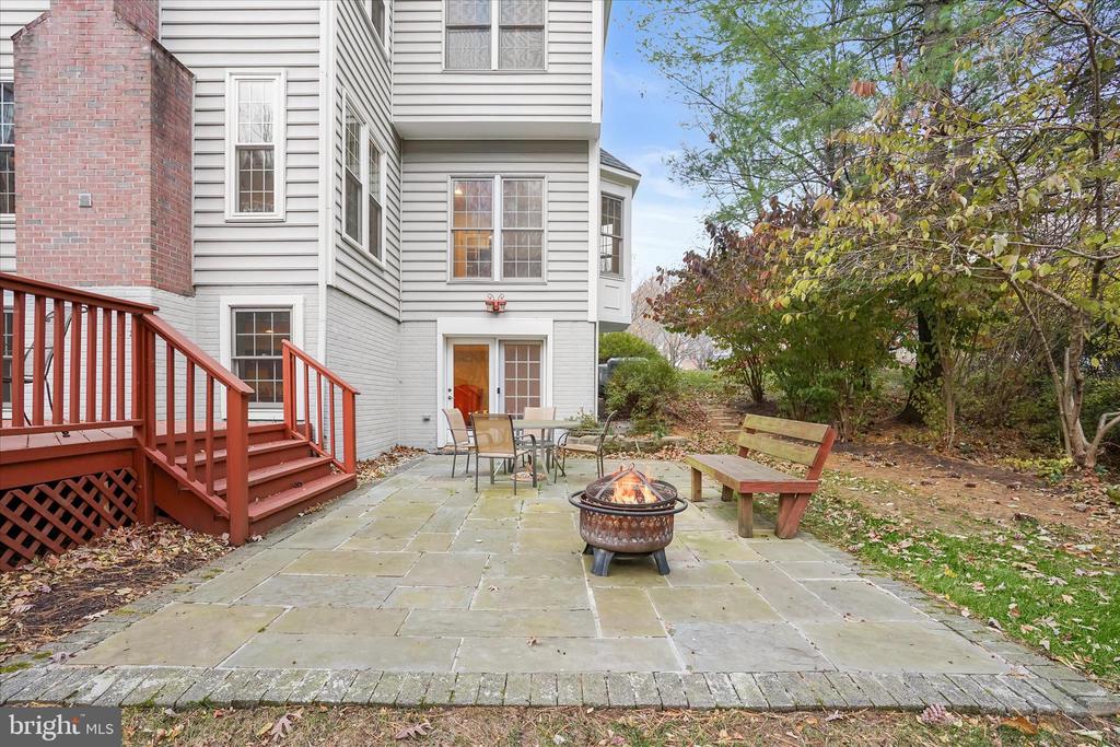 7128 CRABBURY COURT