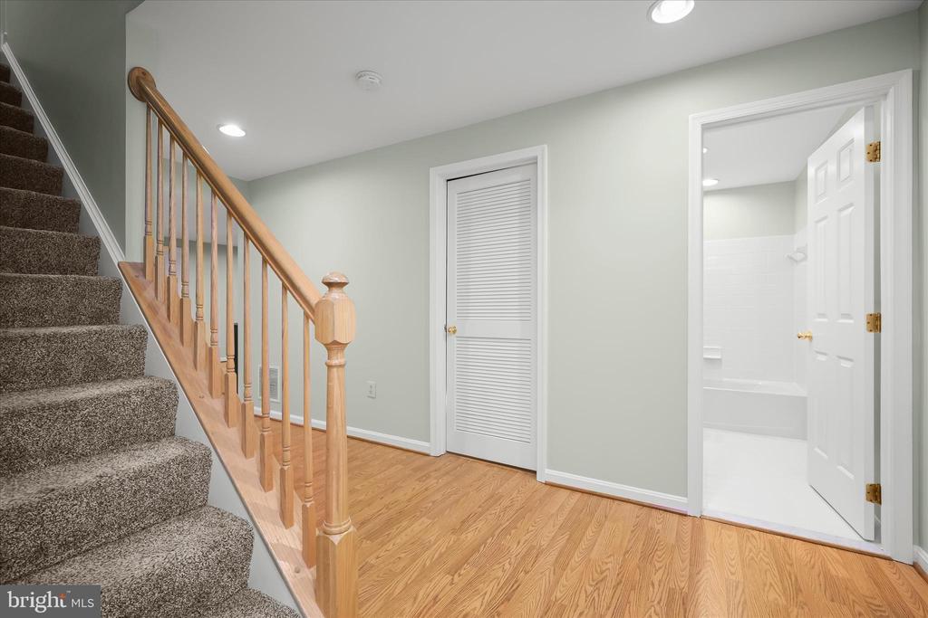 7128 CRABBURY COURT