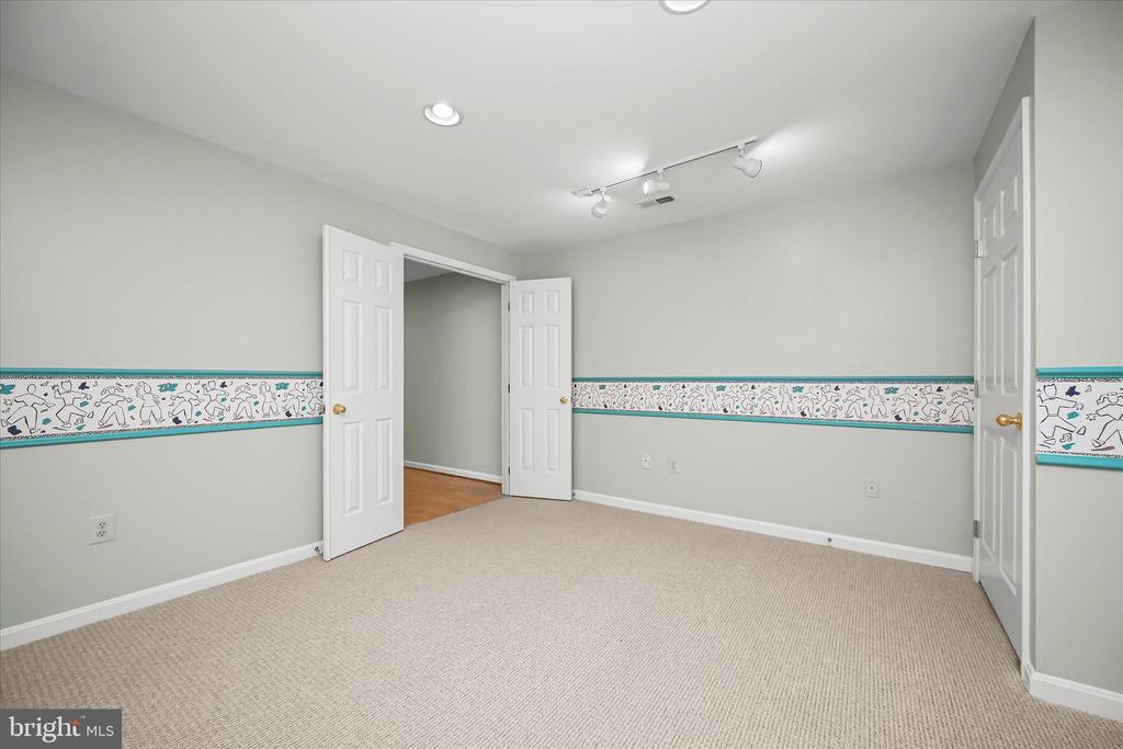 7128 CRABBURY COURT