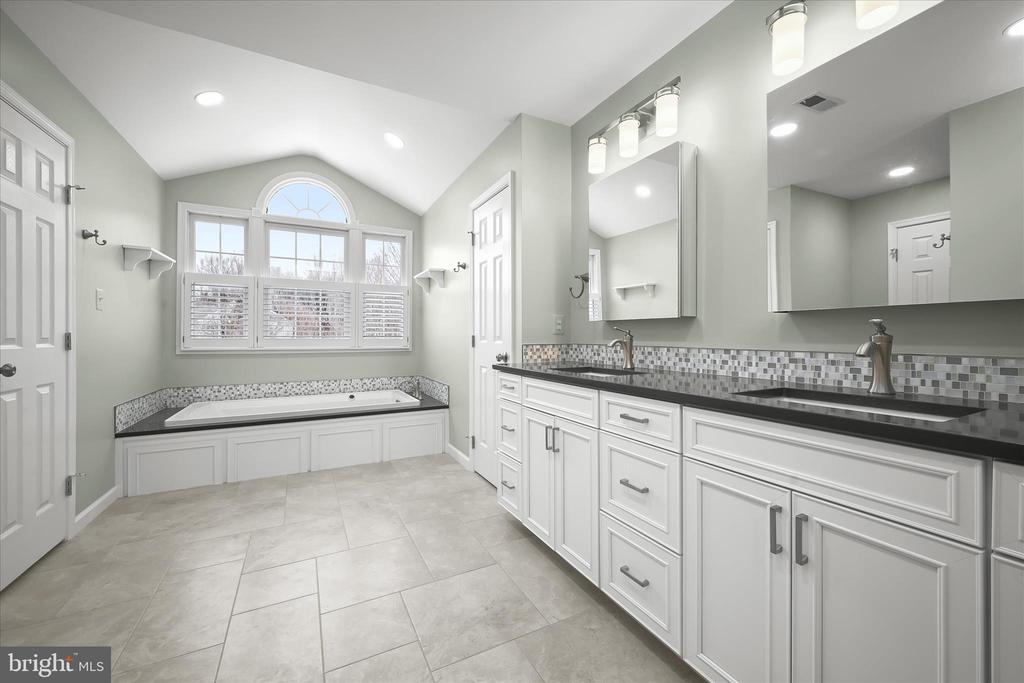 7128 CRABBURY COURT