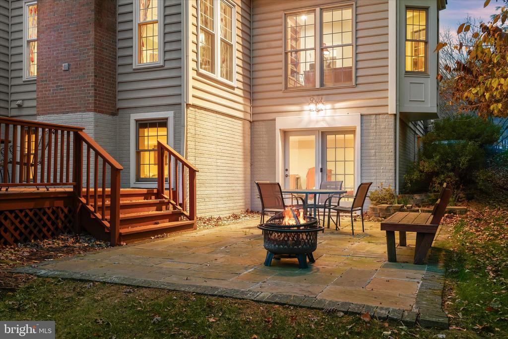7128 CRABBURY COURT