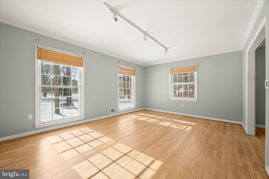 3300 ROSCOMMON DRIVE