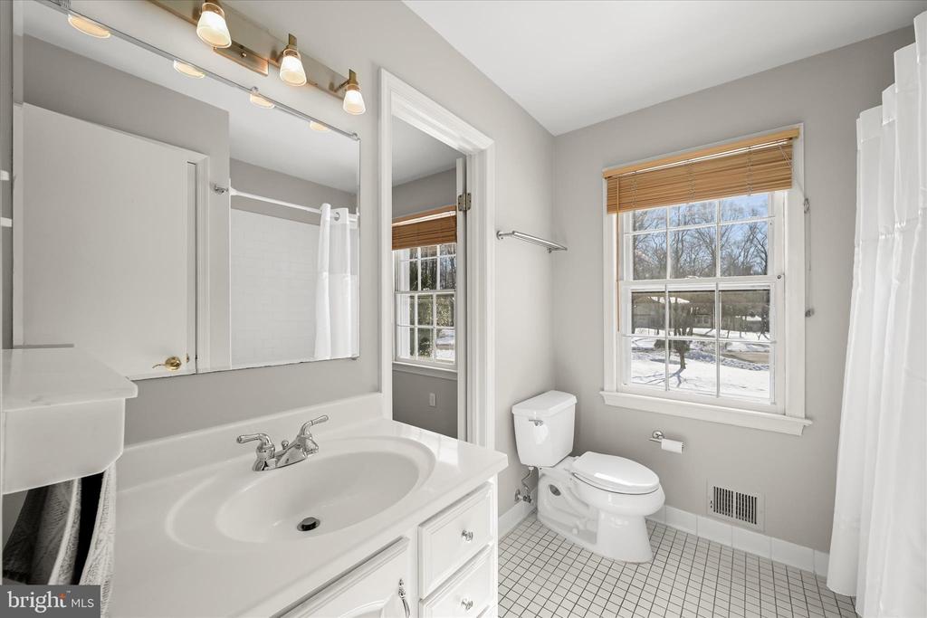 3300 ROSCOMMON DRIVE