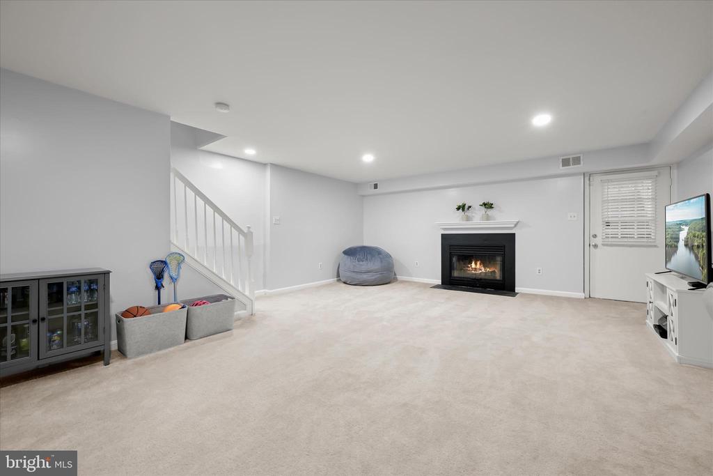 6223 STRATFORD COURT