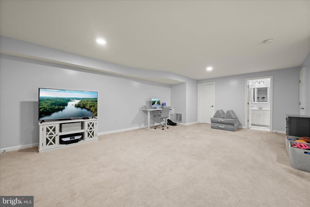 6223 STRATFORD COURT
