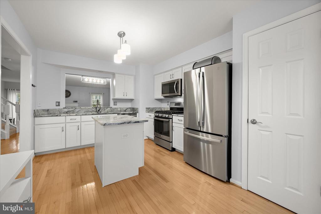 6223 STRATFORD COURT