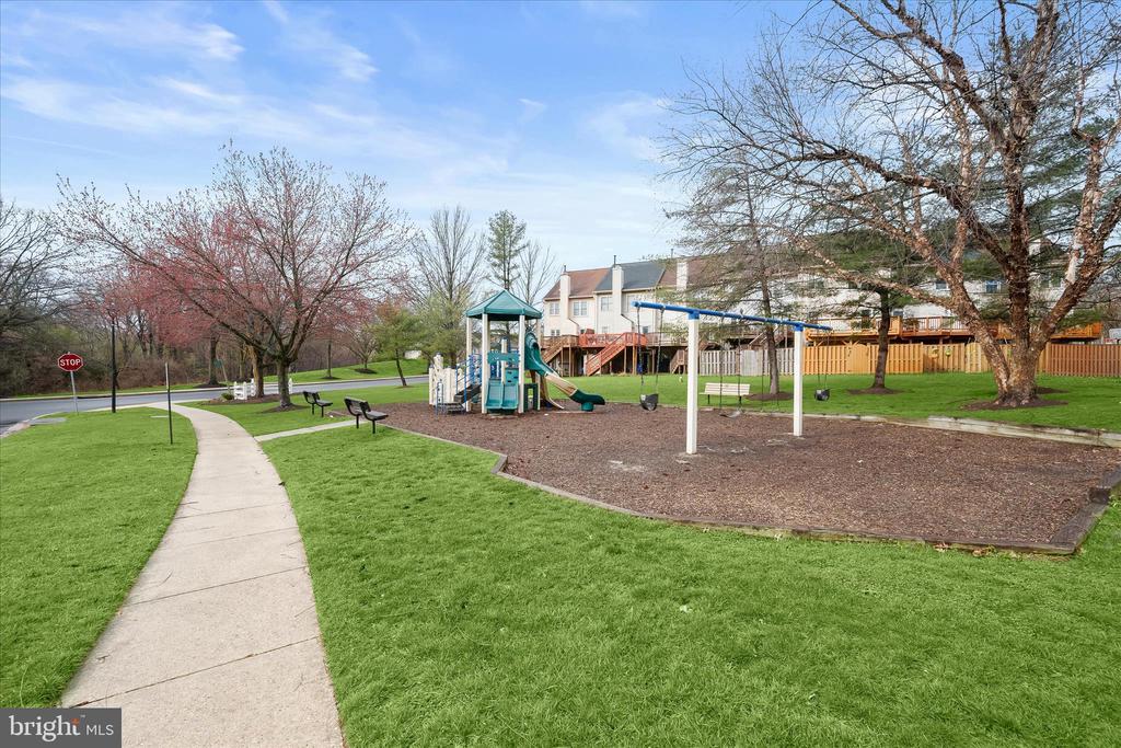 6223 STRATFORD COURT