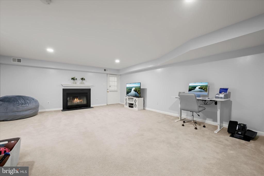 6223 STRATFORD COURT