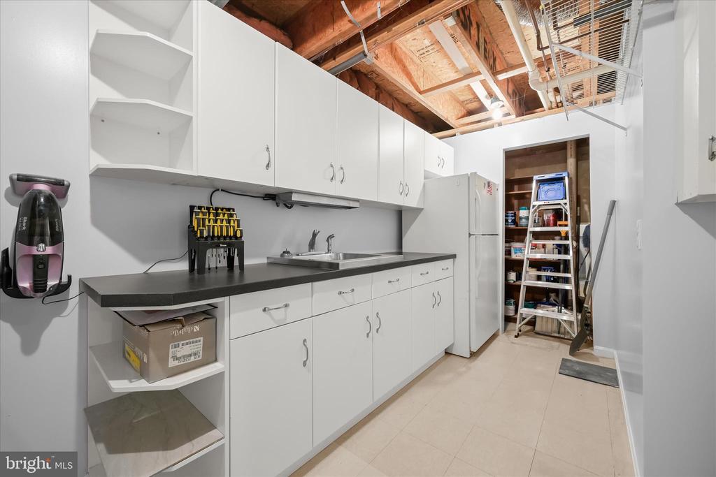 6223 STRATFORD COURT