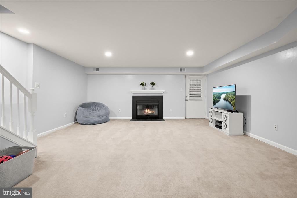 6223 STRATFORD COURT
