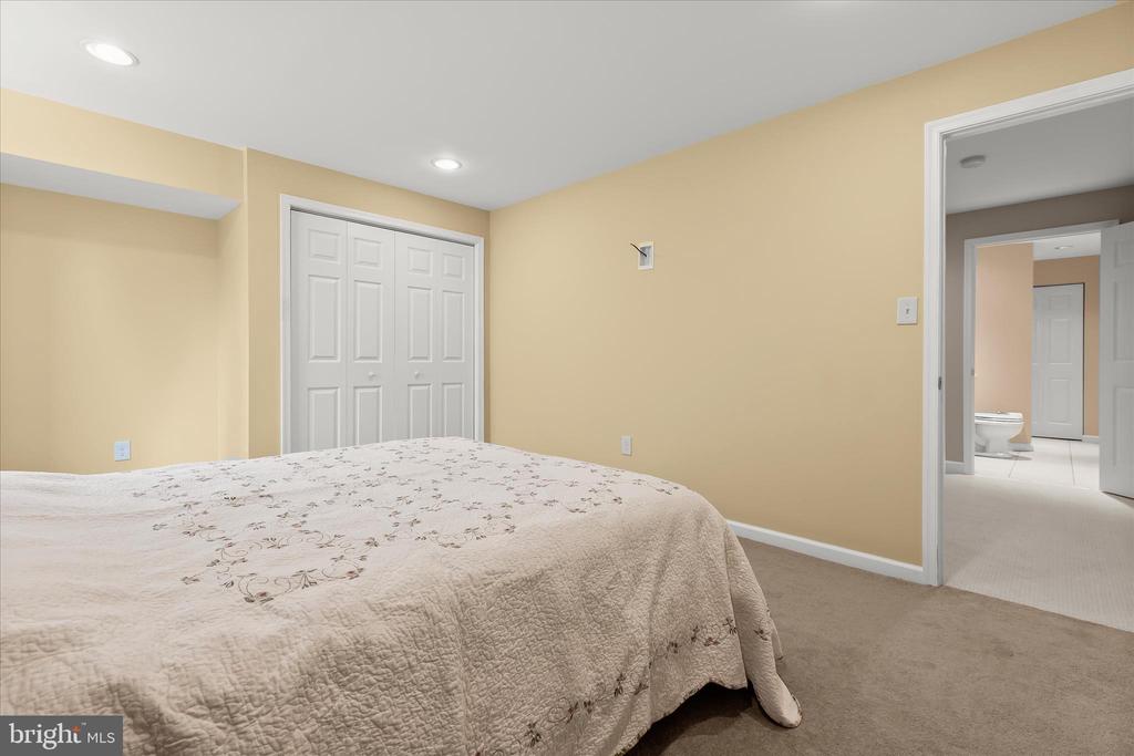 7184 COLLINGWOOD COURT