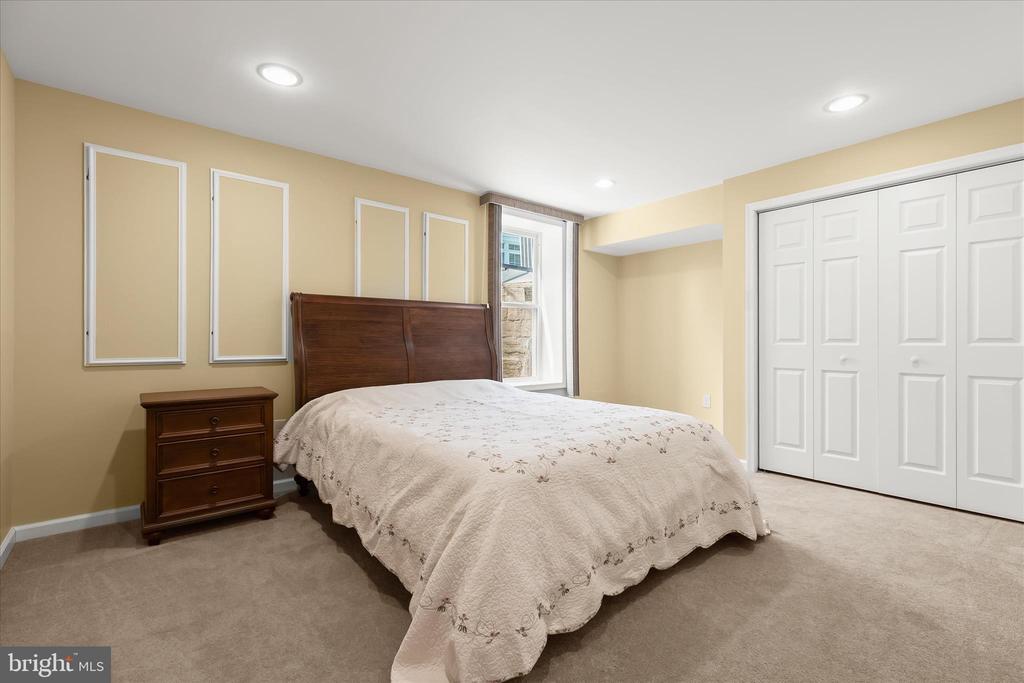 7184 COLLINGWOOD COURT