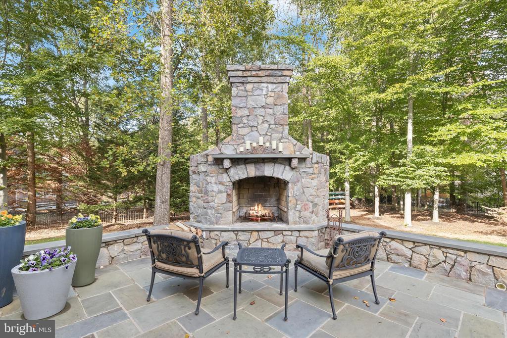 7016 MEANDERING STREAM WAY