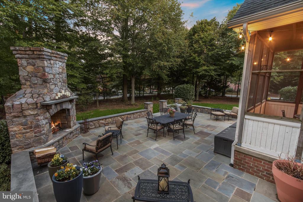 7016 MEANDERING STREAM WAY