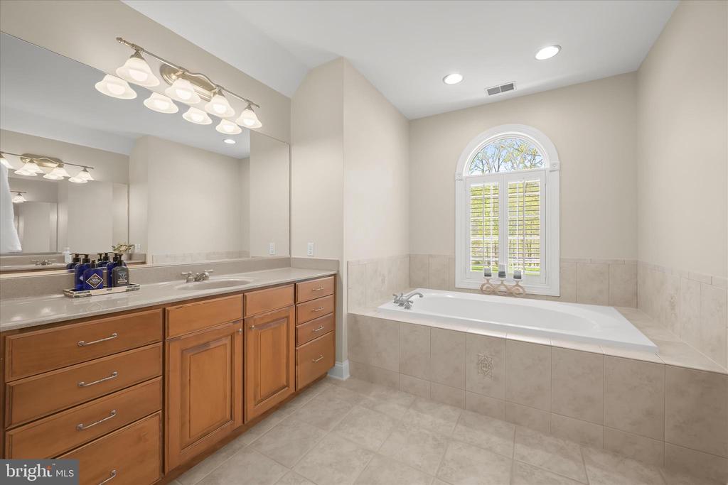 7016 MEANDERING STREAM WAY
