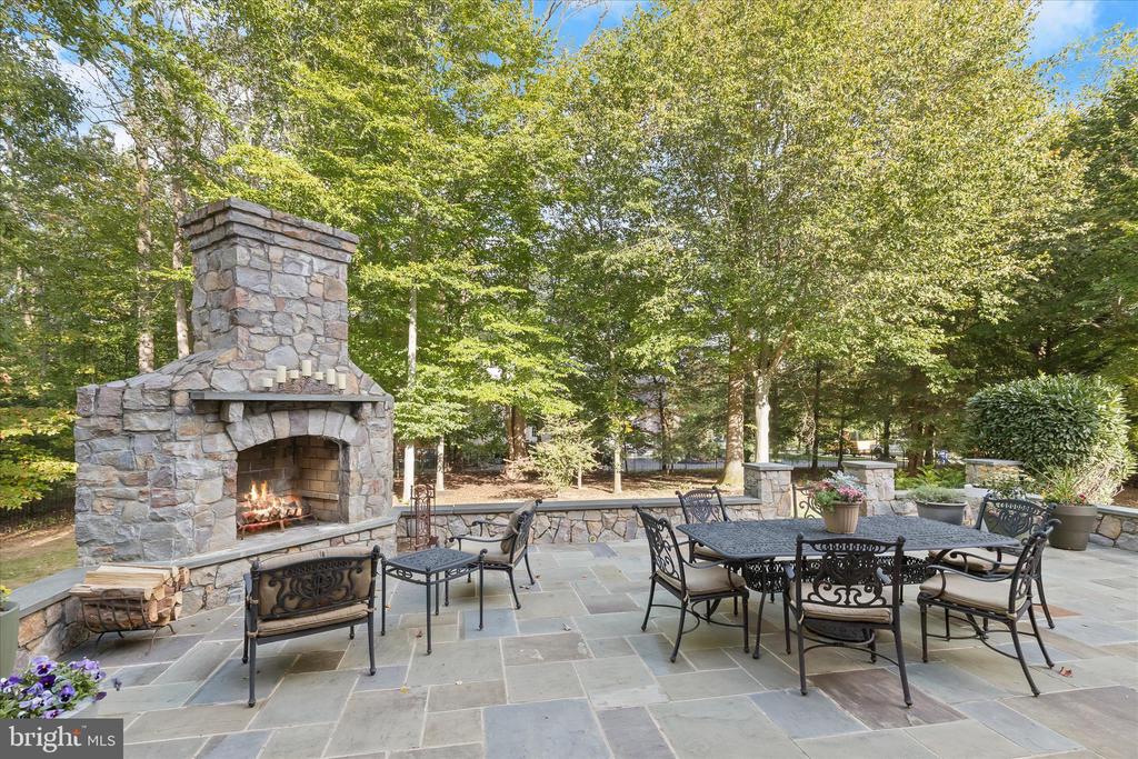 7016 MEANDERING STREAM WAY