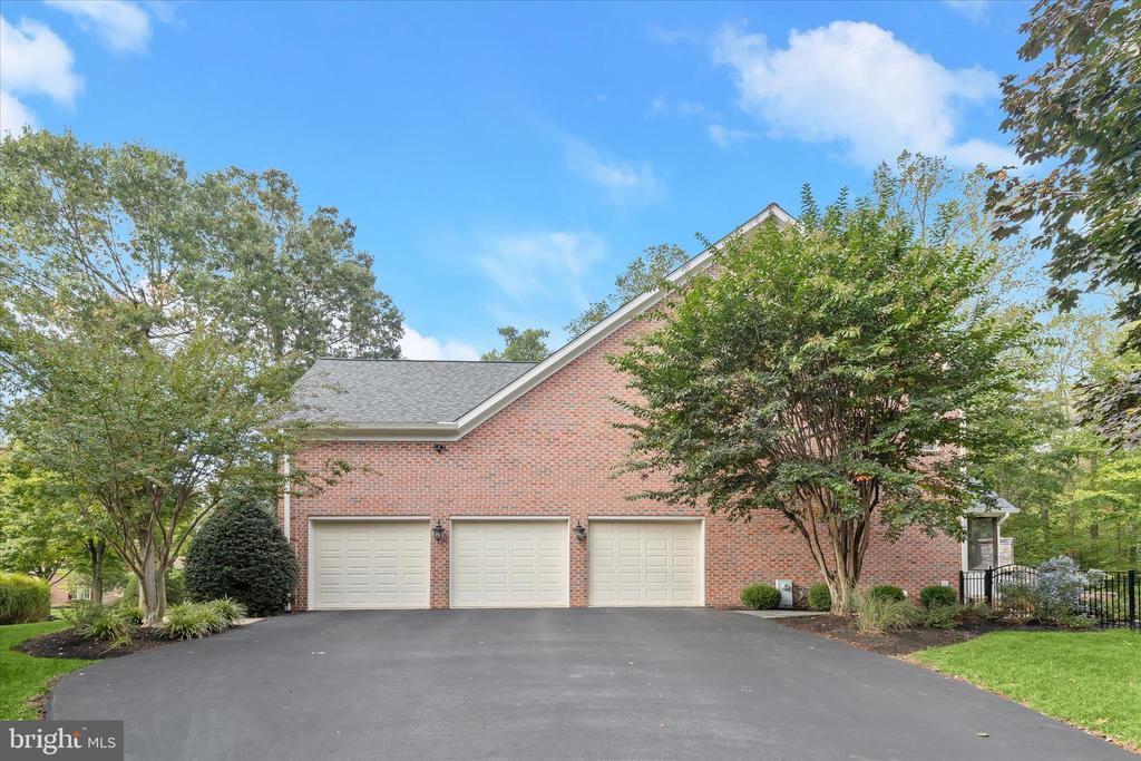 7016 MEANDERING STREAM WAY