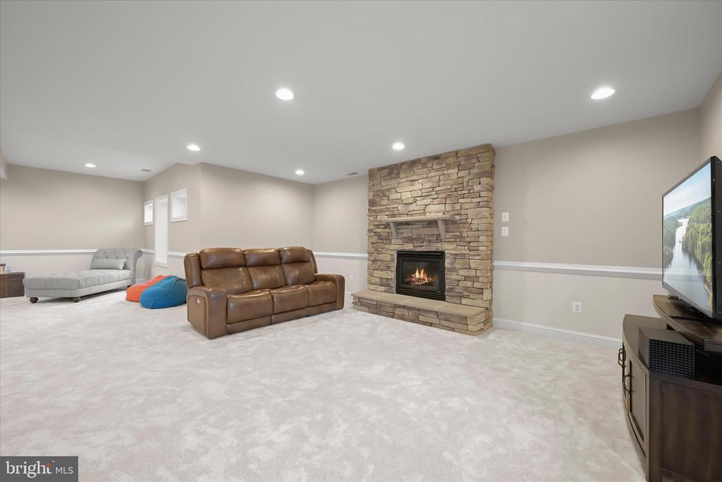 7016 MEANDERING STREAM WAY