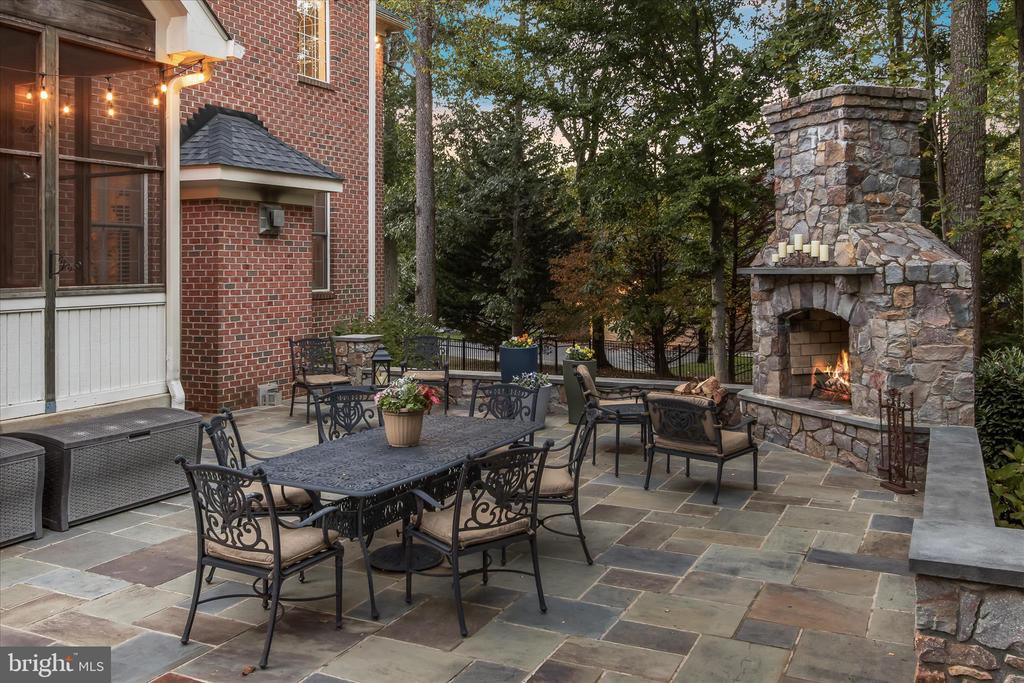 7016 MEANDERING STREAM WAY