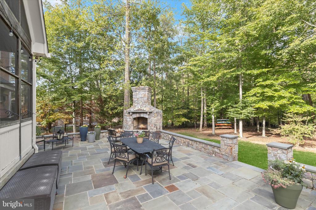 7016 MEANDERING STREAM WAY
