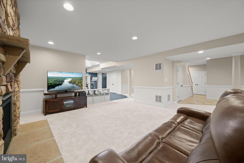 7016 MEANDERING STREAM WAY