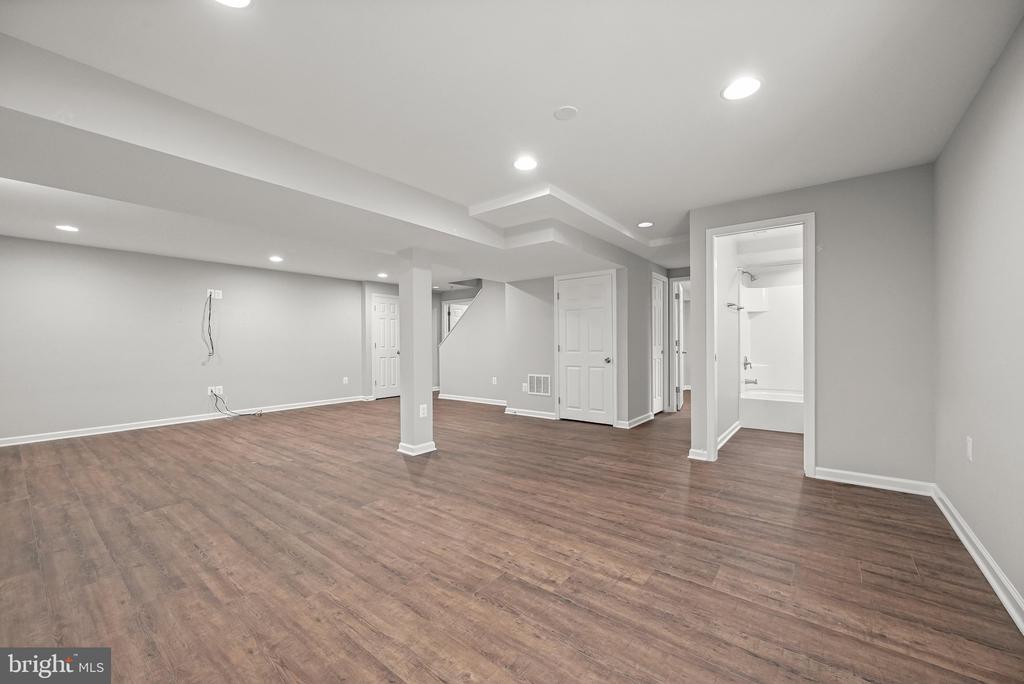 8209 MOSSY STONE COURT