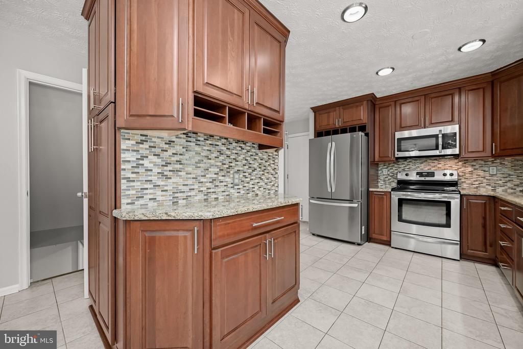 8209 MOSSY STONE COURT
