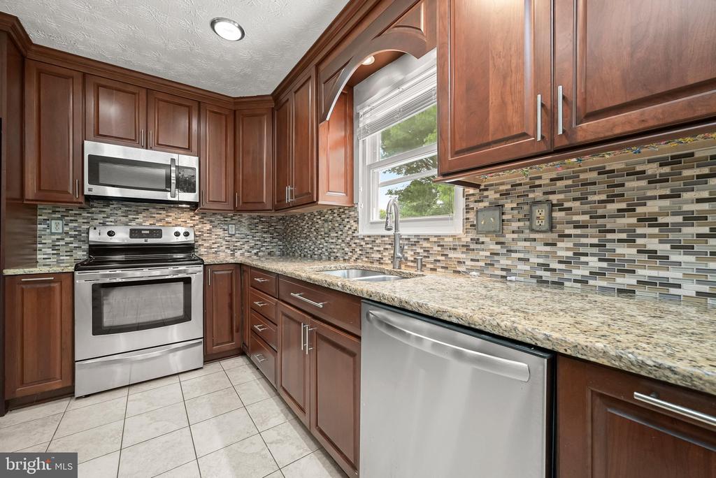 8209 MOSSY STONE COURT