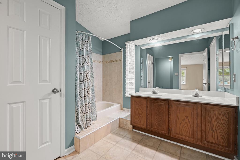 8209 MOSSY STONE COURT
