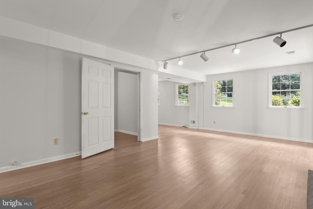 5285 CORNCOCKLE COURT