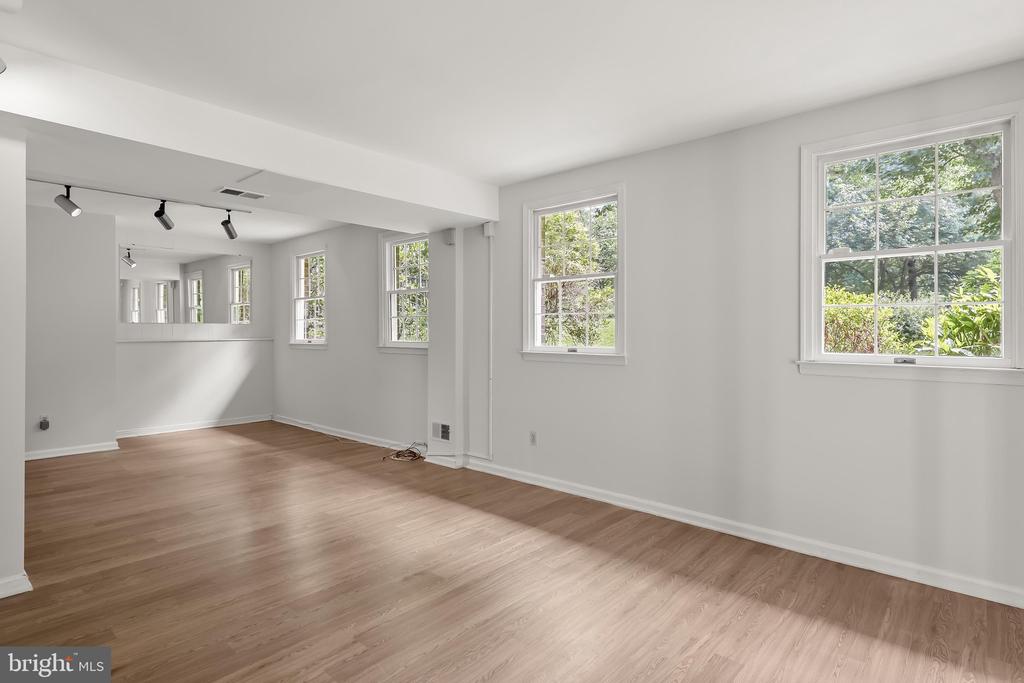 5285 CORNCOCKLE COURT