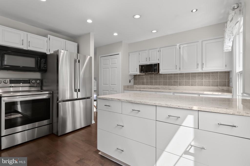 5285 CORNCOCKLE COURT