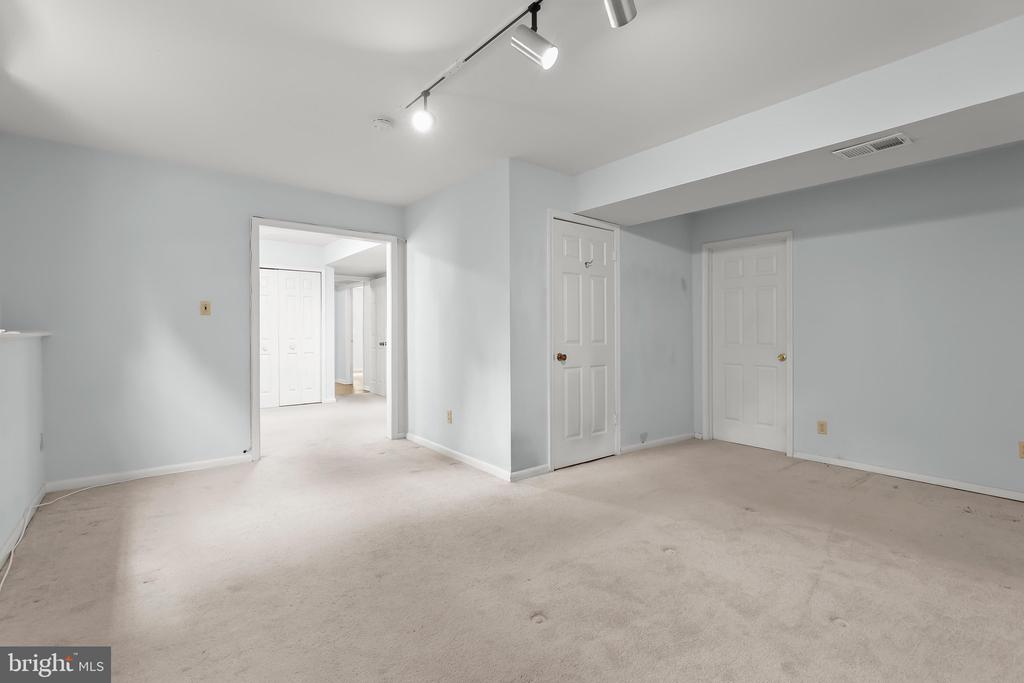 5285 CORNCOCKLE COURT